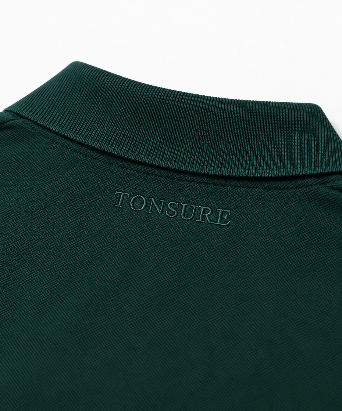 Detaljefoto af Tonsure logo eksklusivt broderet i nakken