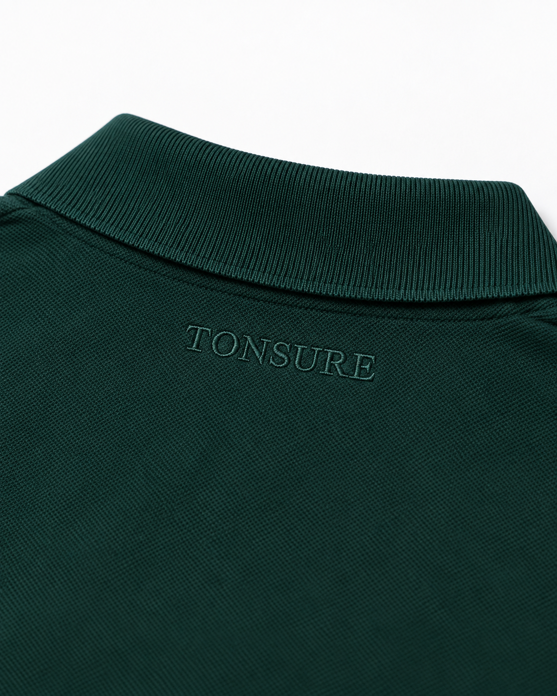 Detaljefoto af Tonsure logo eksklusivt broderet i nakken