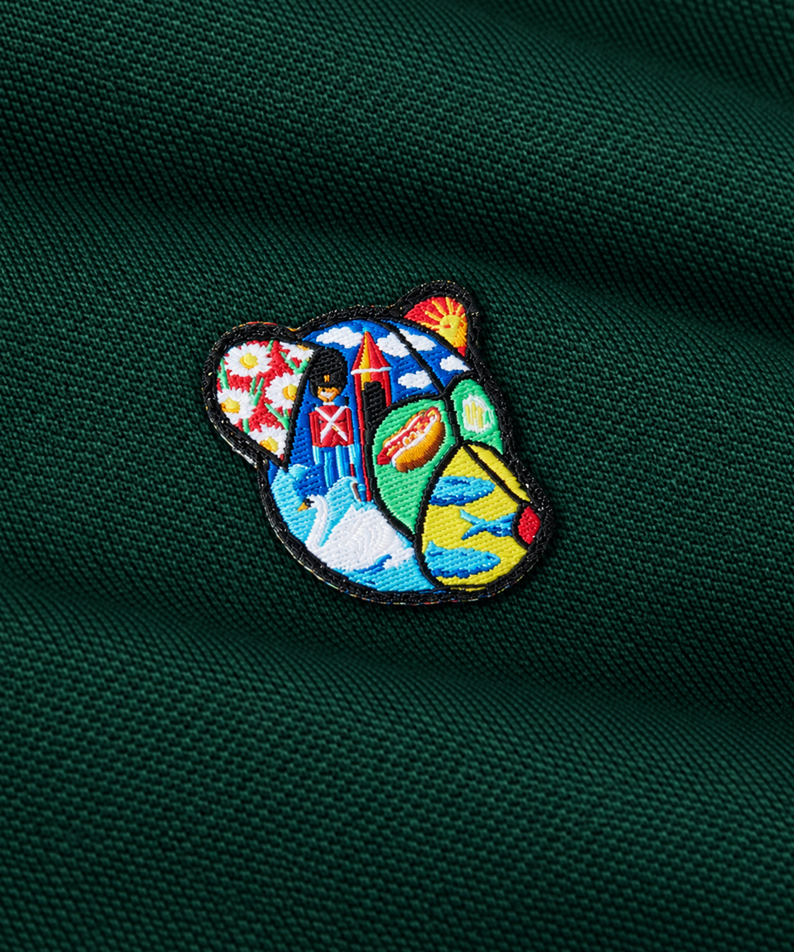 Detaljefoto af Teddy Copenhagen badge på Milton polo dark green