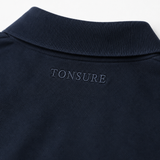 Detaljefoto af Tonsure broderi på Milton polo dark navy