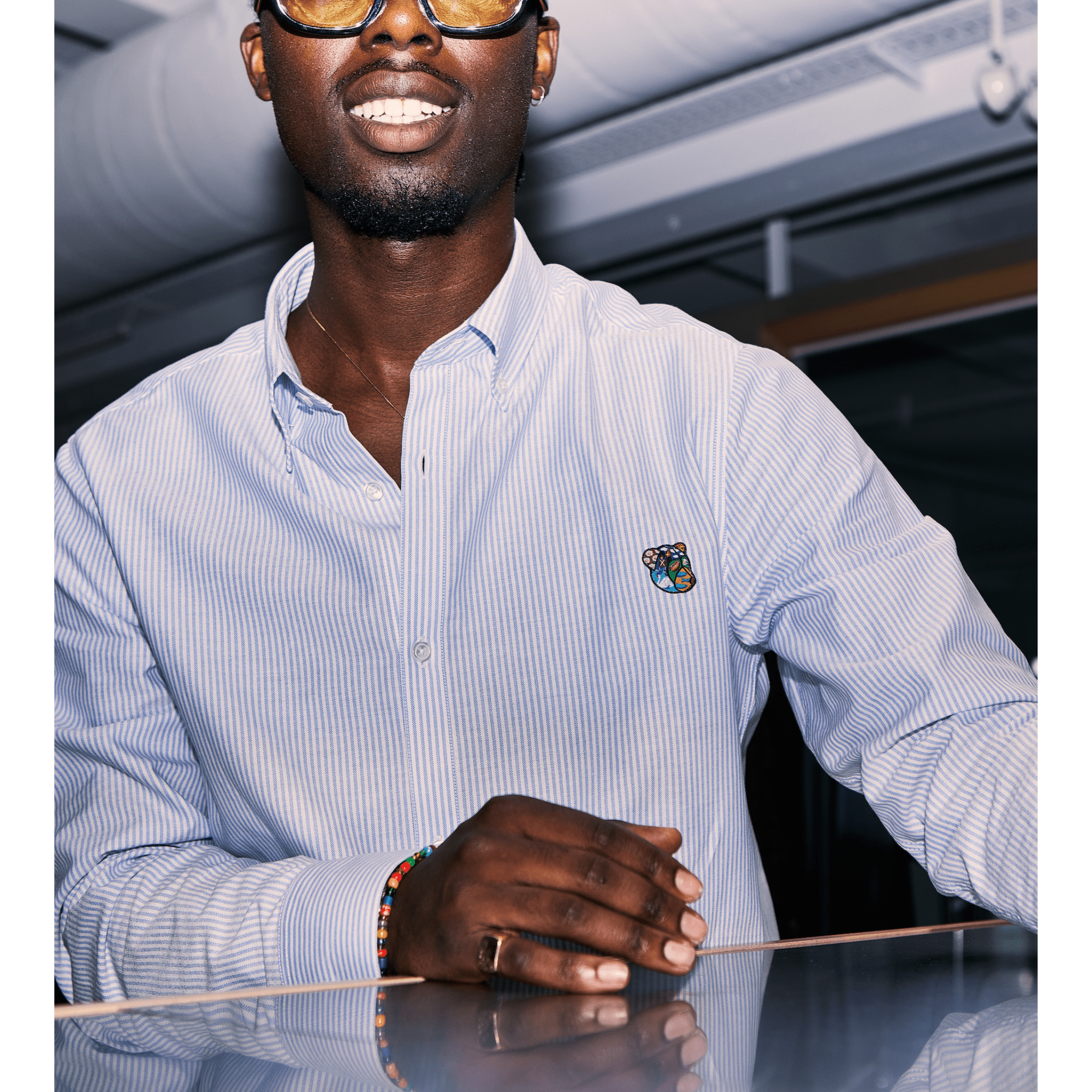 En Oxford skjorte fra Tonsure er det perfekte valg til den stilbevidste mand. Fremstillet af førsteklasses bomuld, kombinerer vores Oxford skjorter tidløst design med en moderne pasform. Denne skjorte er alsidig og kan bruges både til formelle og afslappede anledninger. Med fokus på kvalitet og bæredygtighed, sikrer Tonsure, at hver Oxford skjorte ikke kun ser godt ud, men også føles komfortabel hele dagen.
Opdag Tonsure's Oxford skjorter, der afspejler skandinavisk minimalisme.