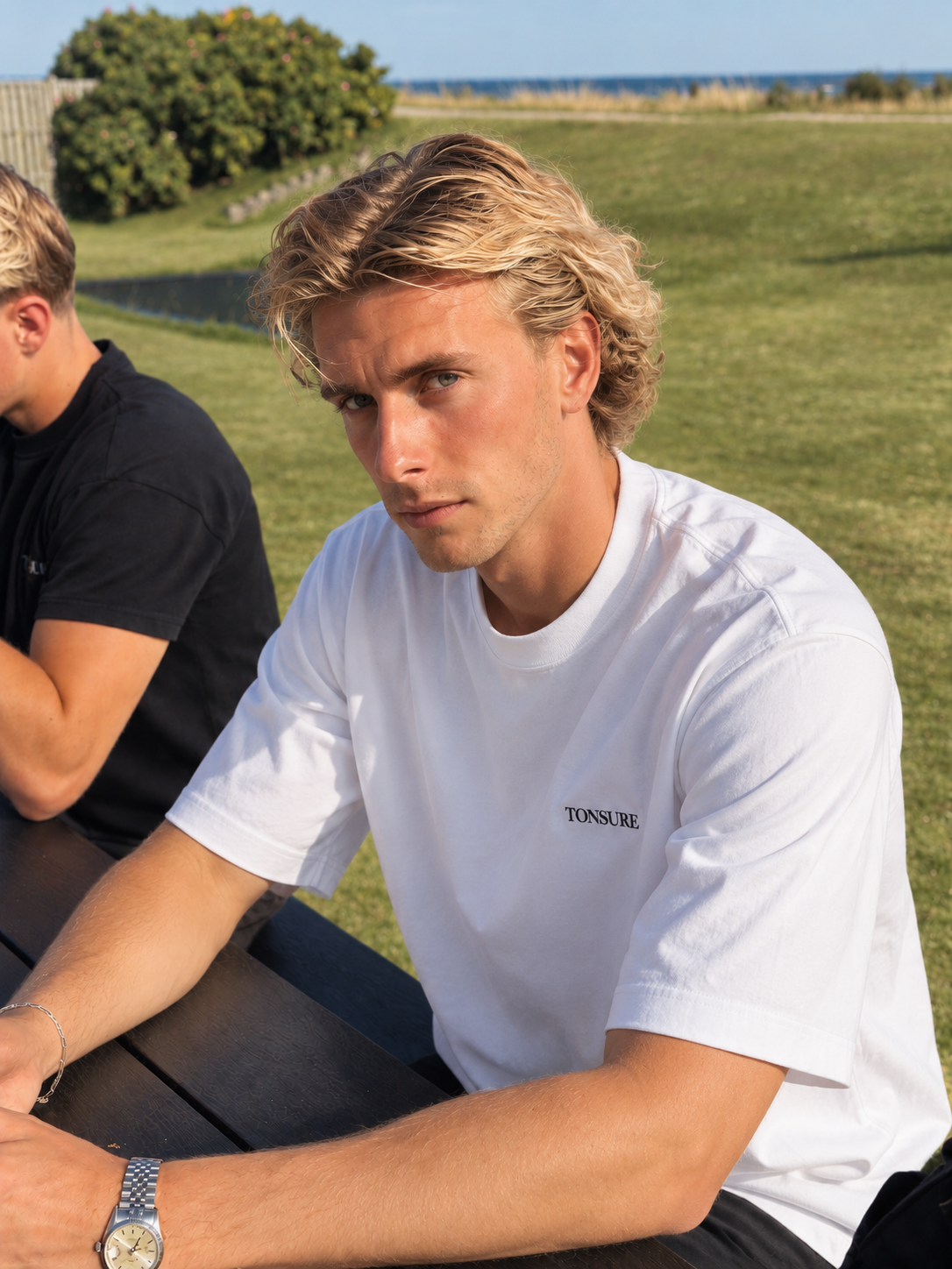 Hvid t-shirt til mænd i bæredygtigt bomuld fra danske herretøjsbrand Tonsure. Ryggen er prydet med Teddy Copenhagen print i stor størrelse.