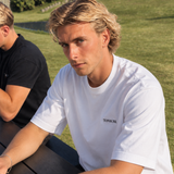 Hvid t-shirt til mænd i bæredygtigt bomuld fra danske herretøjsbrand Tonsure. Ryggen er prydet med Teddy Copenhagen print i stor størrelse.