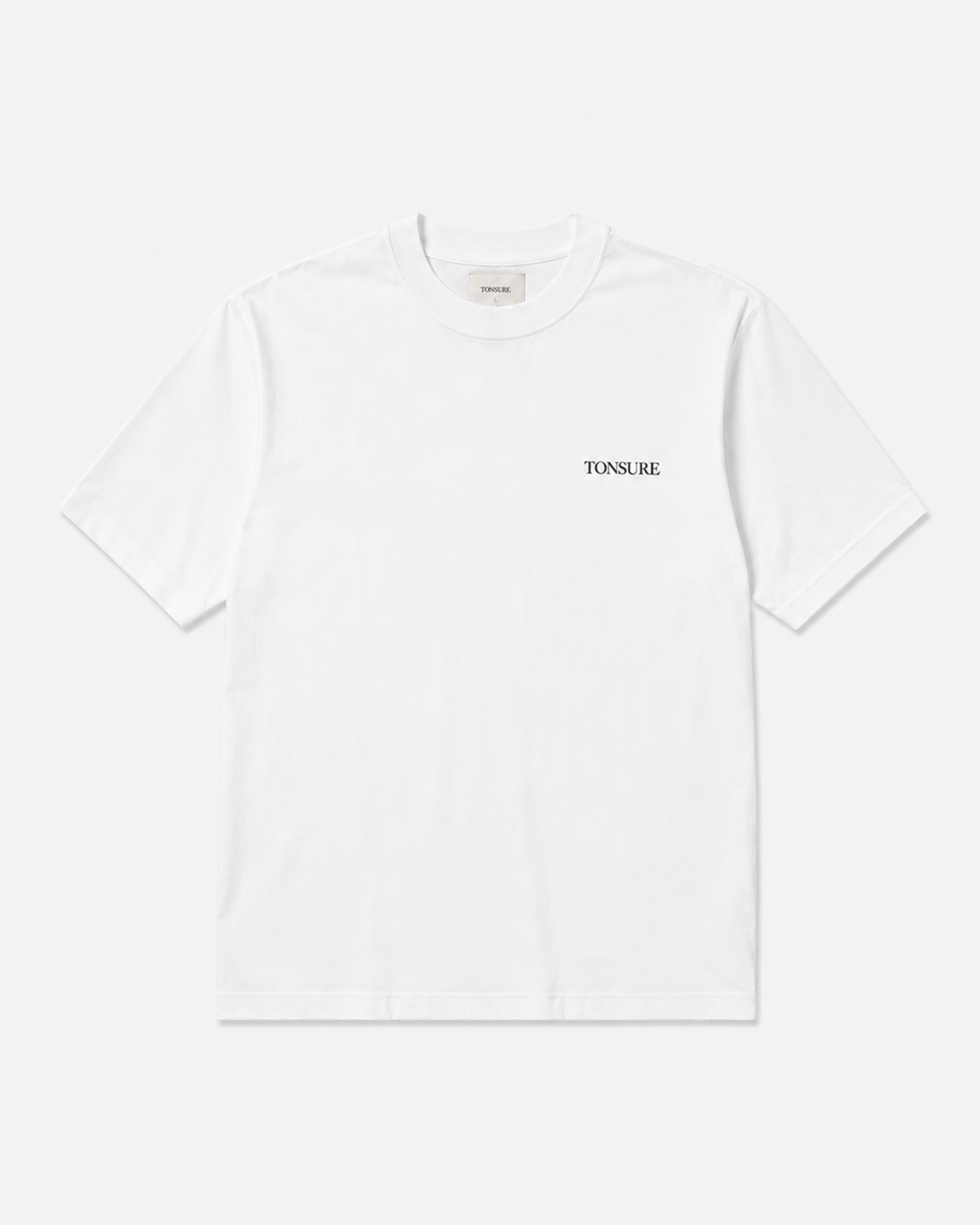 Hvid t-shirt til mænd i bæredygtigt bomuld fra danske herretøjsbrand Tonsure. Ryggen er prydet med Teddy Copenhagen print i stor størrelse.