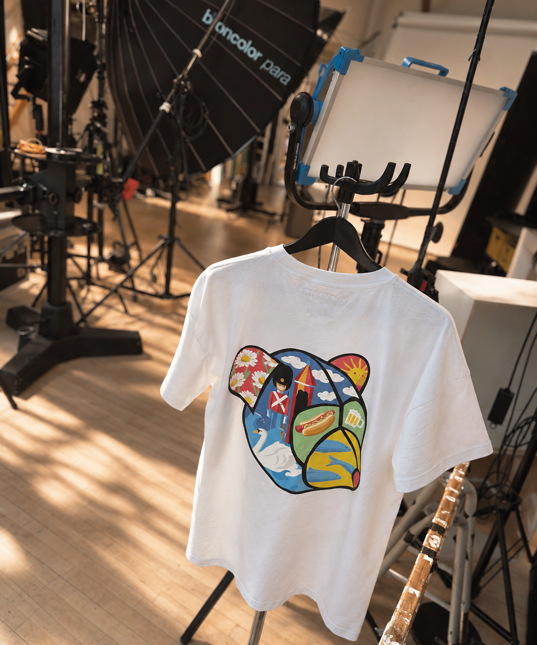 Hvid t-shirt til mænd i bæredygtigt bomuld fra danske herretøjsbrand Tonsure. Ryggen er prydet med Teddy Copenhagen print i stor størrelse.