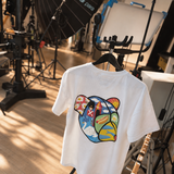 Hvid t-shirt til mænd i bæredygtigt bomuld fra danske herretøjsbrand Tonsure. Ryggen er prydet med Teddy Copenhagen print i stor størrelse.
