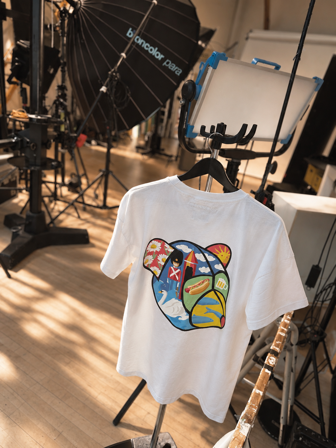 Hvid t-shirt til mænd i bæredygtigt bomuld fra danske herretøjsbrand Tonsure. Ryggen er prydet med Teddy Copenhagen print i stor størrelse.