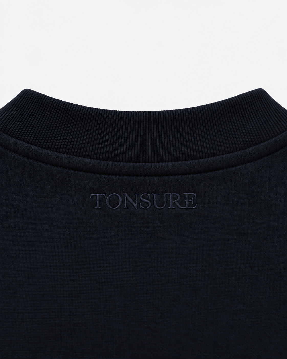 Eksklusivt broderet Tonsure logo på Raymond sweat jacket