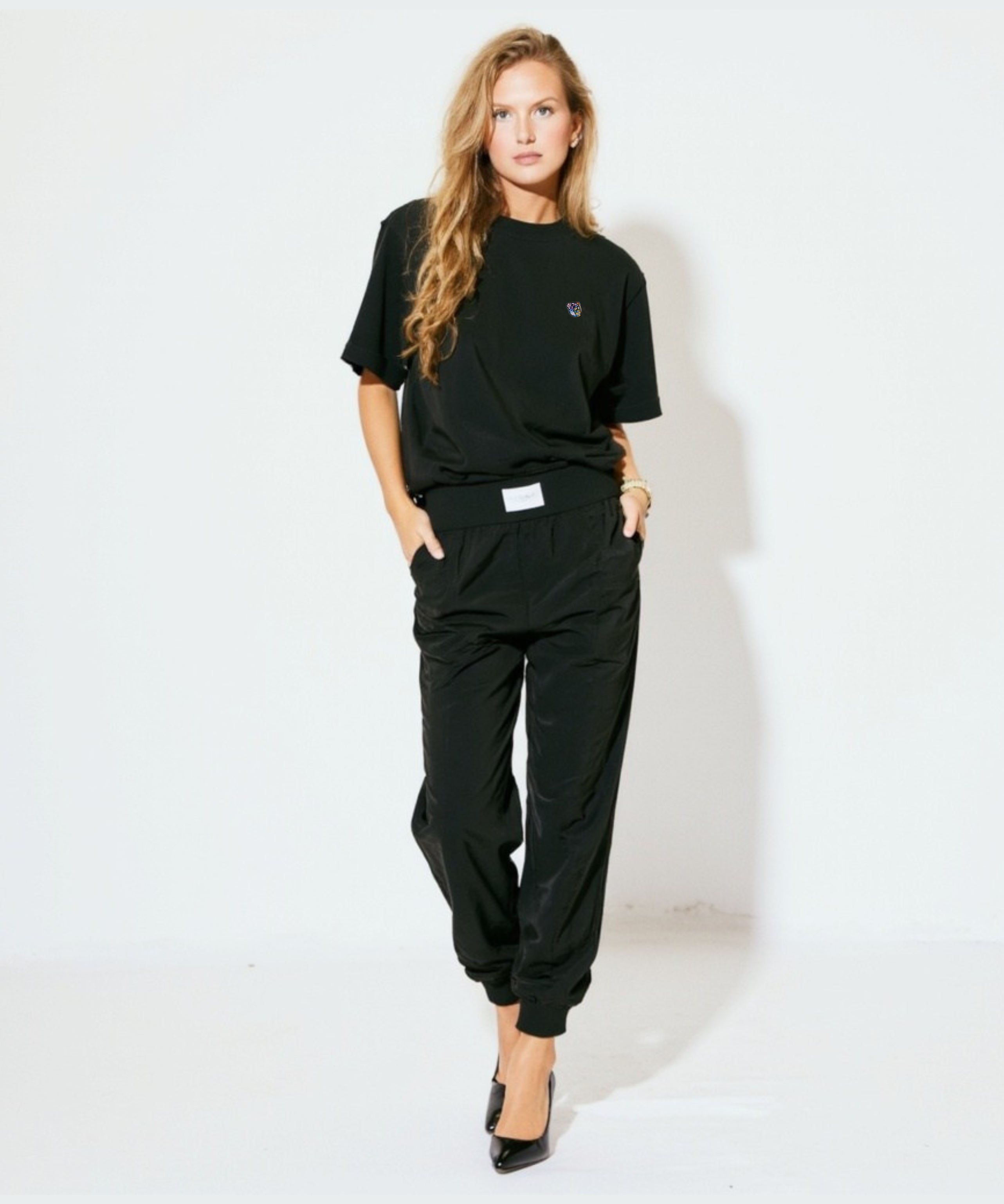 T-shirt til kvinder i økologisk bomuld. Skandinavisk mode. Unisex style. Tonsure Copenhagen. Copenhagen style