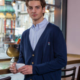 Cardigan fra Tonsure med Teddy Copenhagen badge. Blå cardigan til. mænd. Copenhagen style. Trends 2026. Herremode 2026