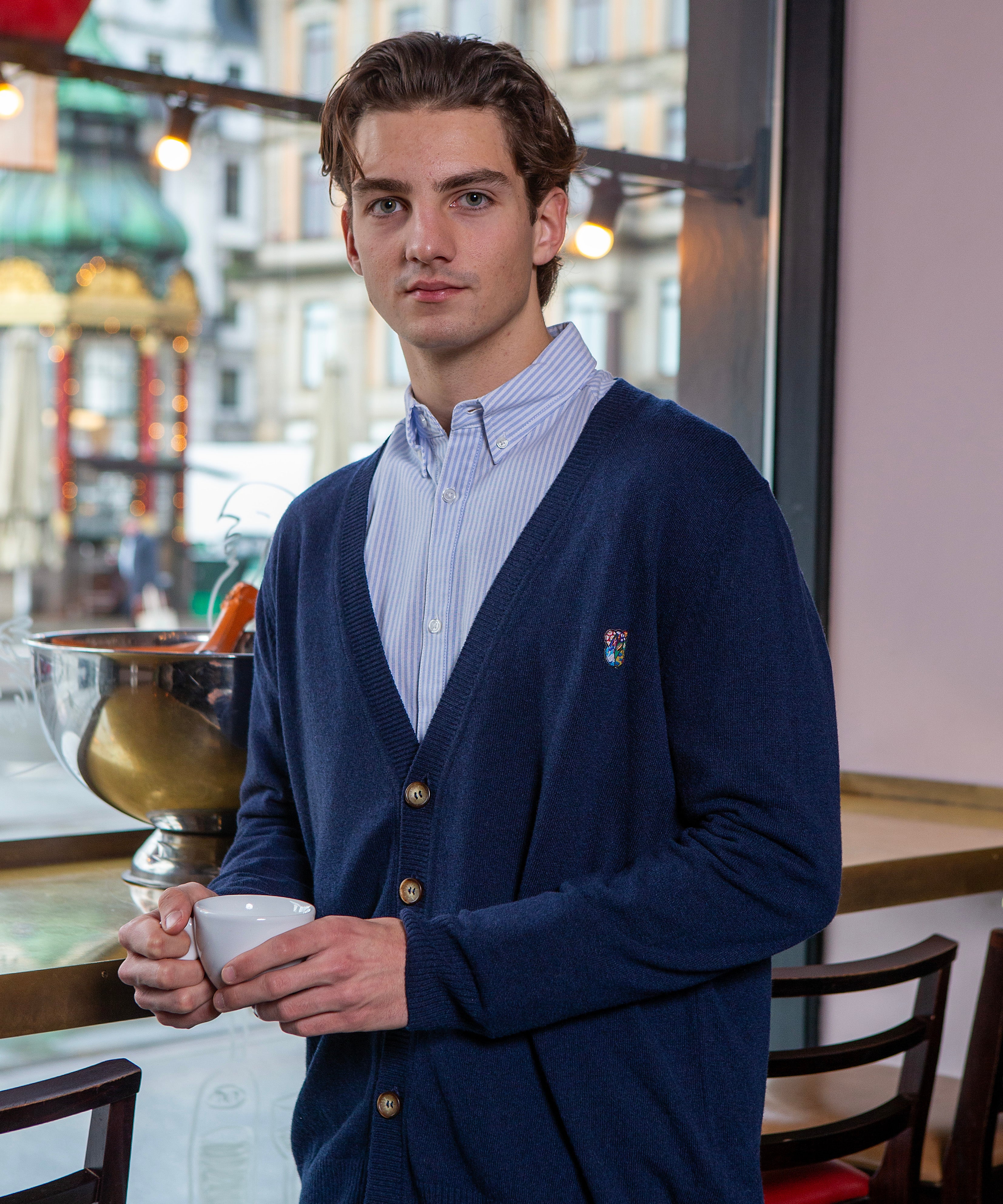 Cardigan fra Tonsure med Teddy Copenhagen badge. Blå cardigan til. mænd. Copenhagen style. Trends 2026. Herremode 2026