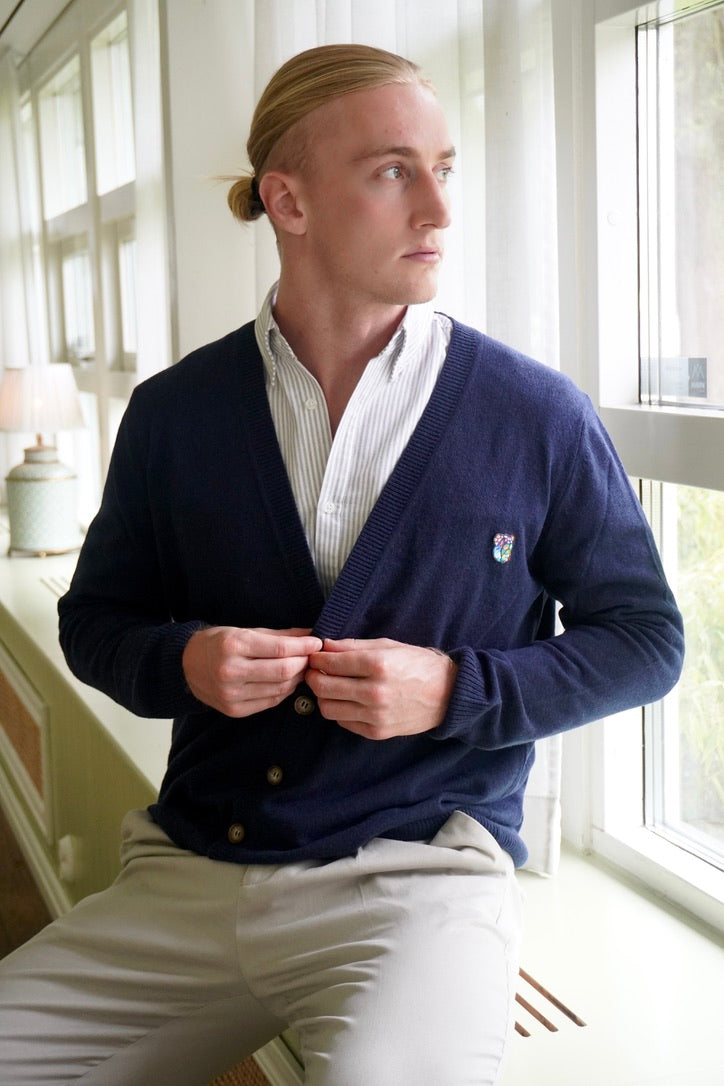 Tonsure lambswool cardigan navy. Strik til mænd. herremode