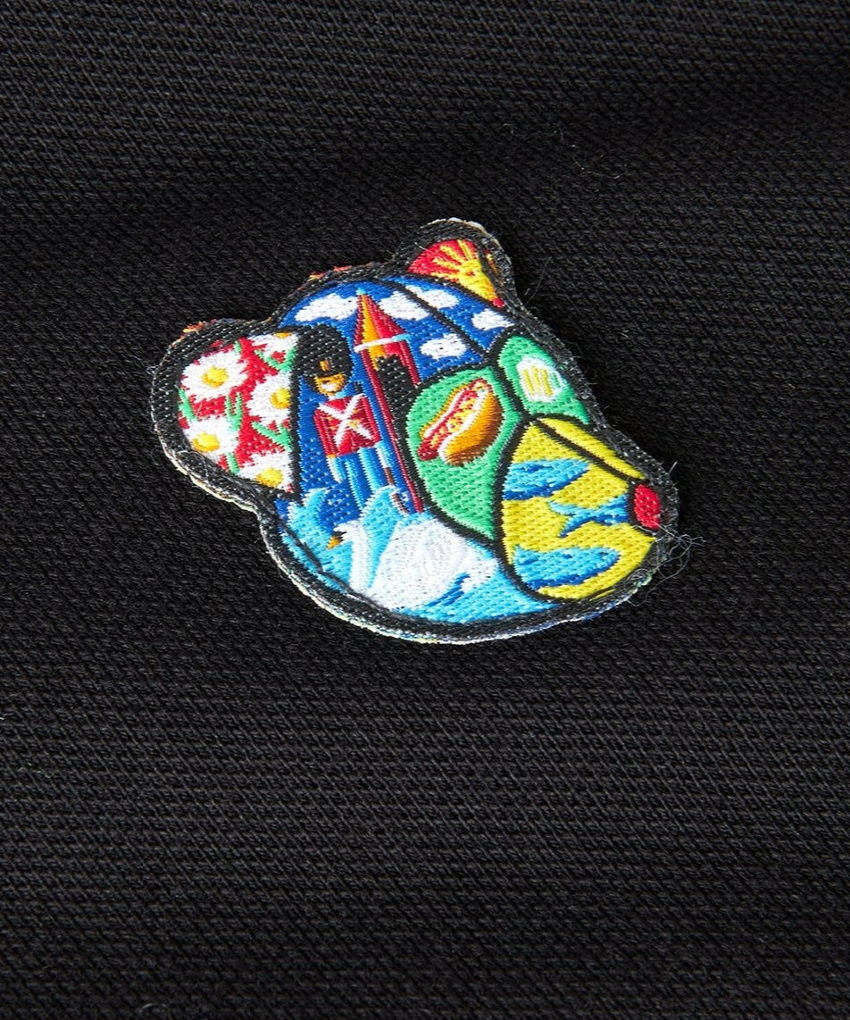 Milton Polo black - Tonsure. Med fokus på skandinavisk minimalisme og kvalitet, er Tonsure's poloshirts det perfekte valg for den stilbevidste mand. Shop online og tilføj en klassisk polo til din samling, der giver både stil og komfort hele dagen. Tonsure Copenhagen Teddy badge på brystet for et playful og stilet look.
