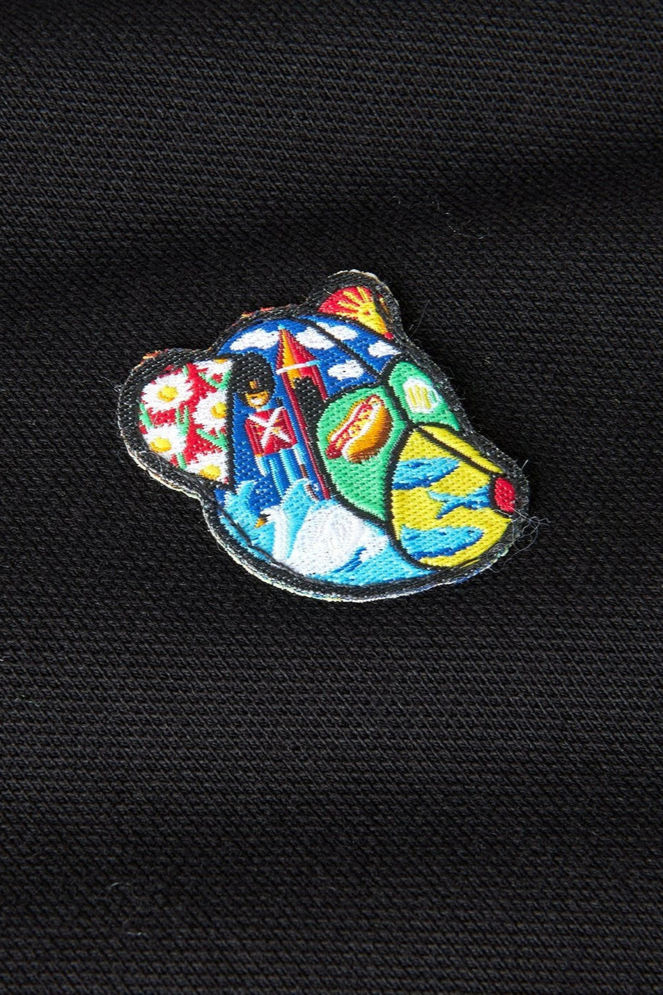 Milton Polo black - Tonsure. Med fokus på skandinavisk minimalisme og kvalitet, er Tonsure's poloshirts det perfekte valg for den stilbevidste mand. Shop online og tilføj en klassisk polo til din samling, der giver både stil og komfort hele dagen. Tonsure Copenhagen Teddy badge på brystet for et playful og stilet look.
