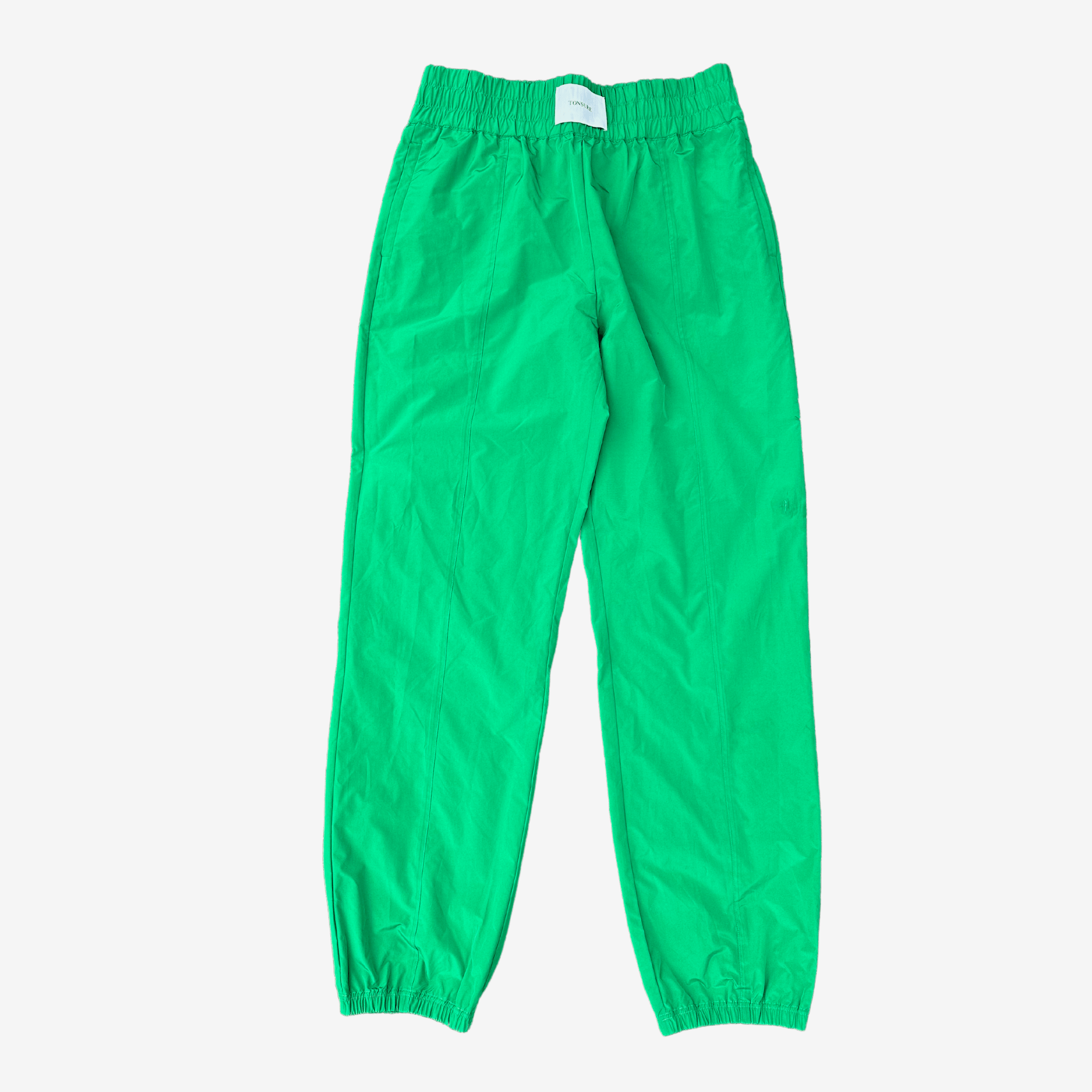 Next nylon pants Green - Tonsure. Oplev maksimal komfort og stil med Tonsure's sorte trackpants i nylon. Disse trackpants er fremstillet af letvægts nylon, der giver både holdbarhed og åndbarhed, hvilket gør dem perfekte til både hverdag og træning. Med deres moderne pasform og minimalistiske design er de ideelle til dig, der ønsker en kombination af stil og funktionalitet.