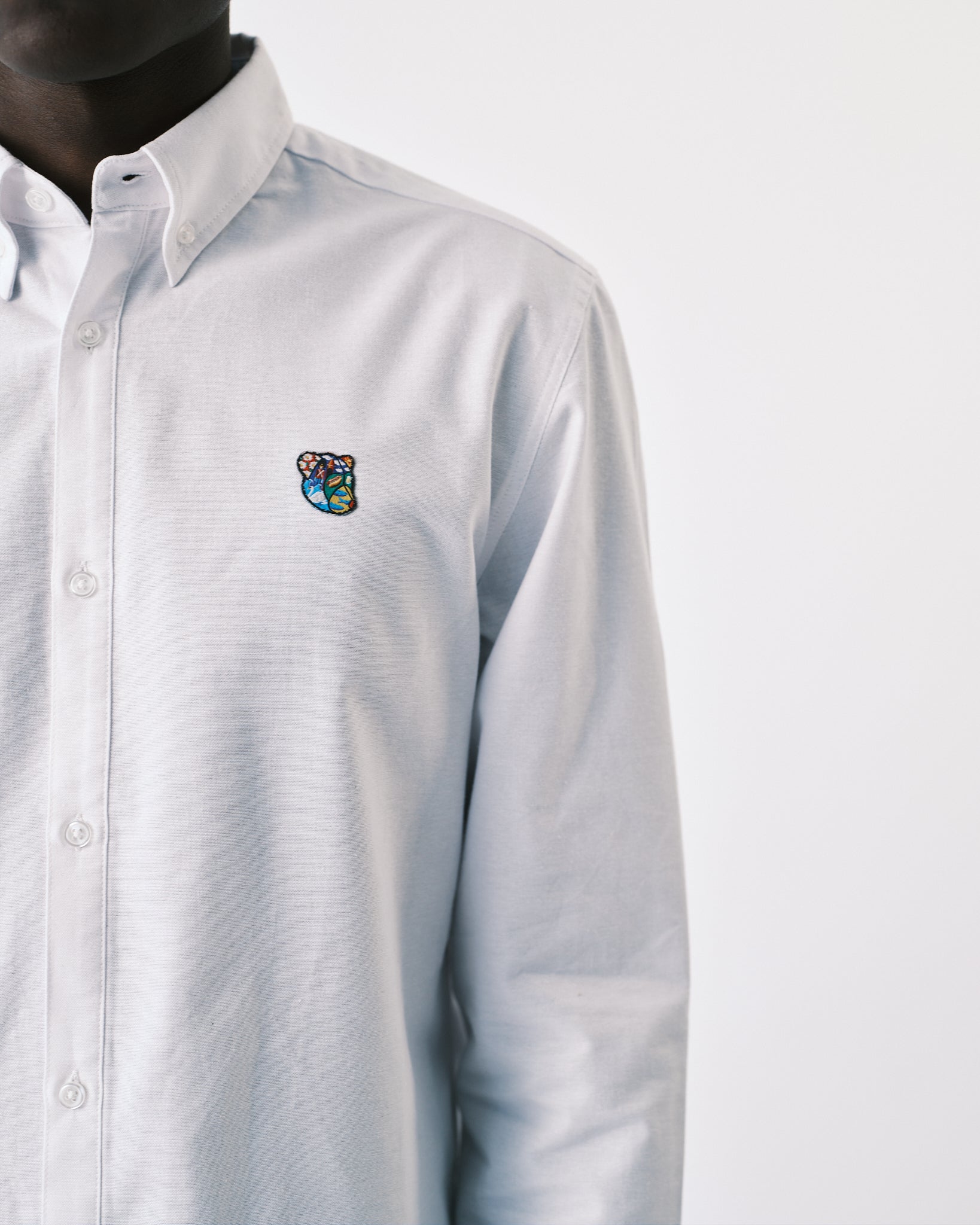 En Oxford skjorte fra Tonsure er det perfekte valg til den stilbevidste mand. Fremstillet af økologisk bomuld, kombinerer vores Oxford skjorter tidløst design med en moderne pasform. Med fokus på kvalitet og bæredygtighed, sikrer Tonsure, at hver Oxford skjorte både ser godt ud, og føles komfortabel hele dagen.