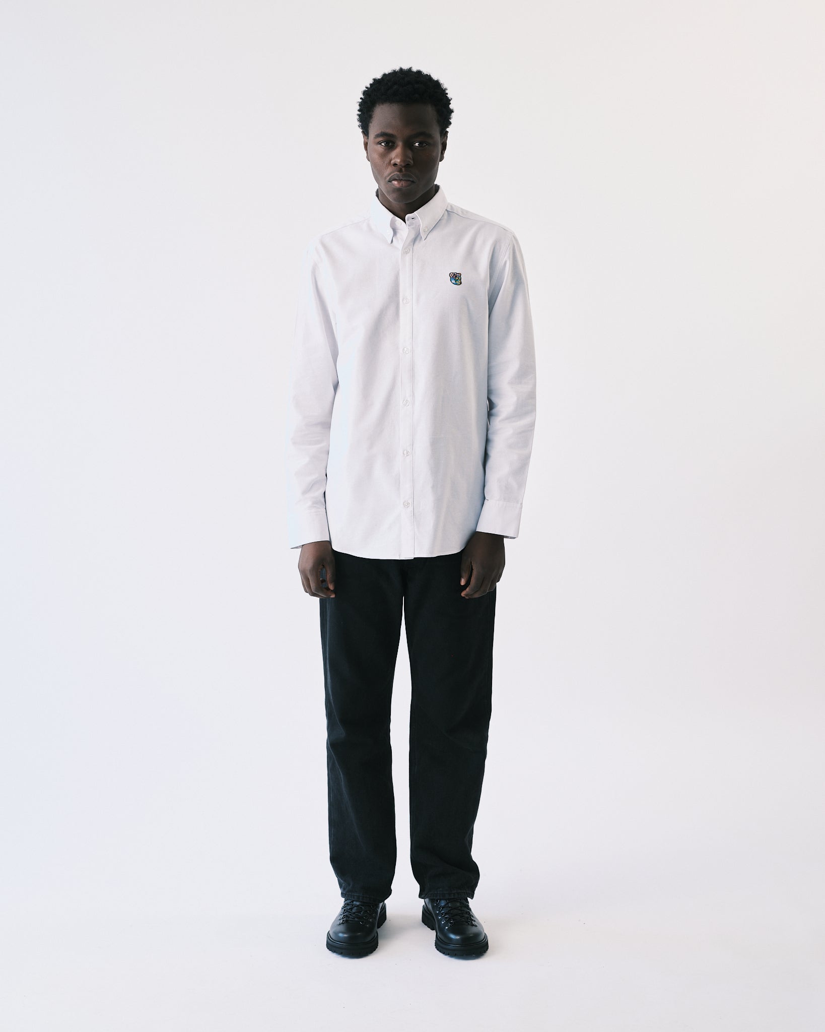 En Oxford skjorte fra Tonsure er det perfekte valg til den stilbevidste mand. Fremstillet af økologisk bomuld, kombinerer vores Oxford skjorter tidløst design med en moderne pasform. Med fokus på kvalitet og bæredygtighed, sikrer Tonsure, at hver Oxford skjorte både ser godt ud, og føles komfortabel hele dagen.