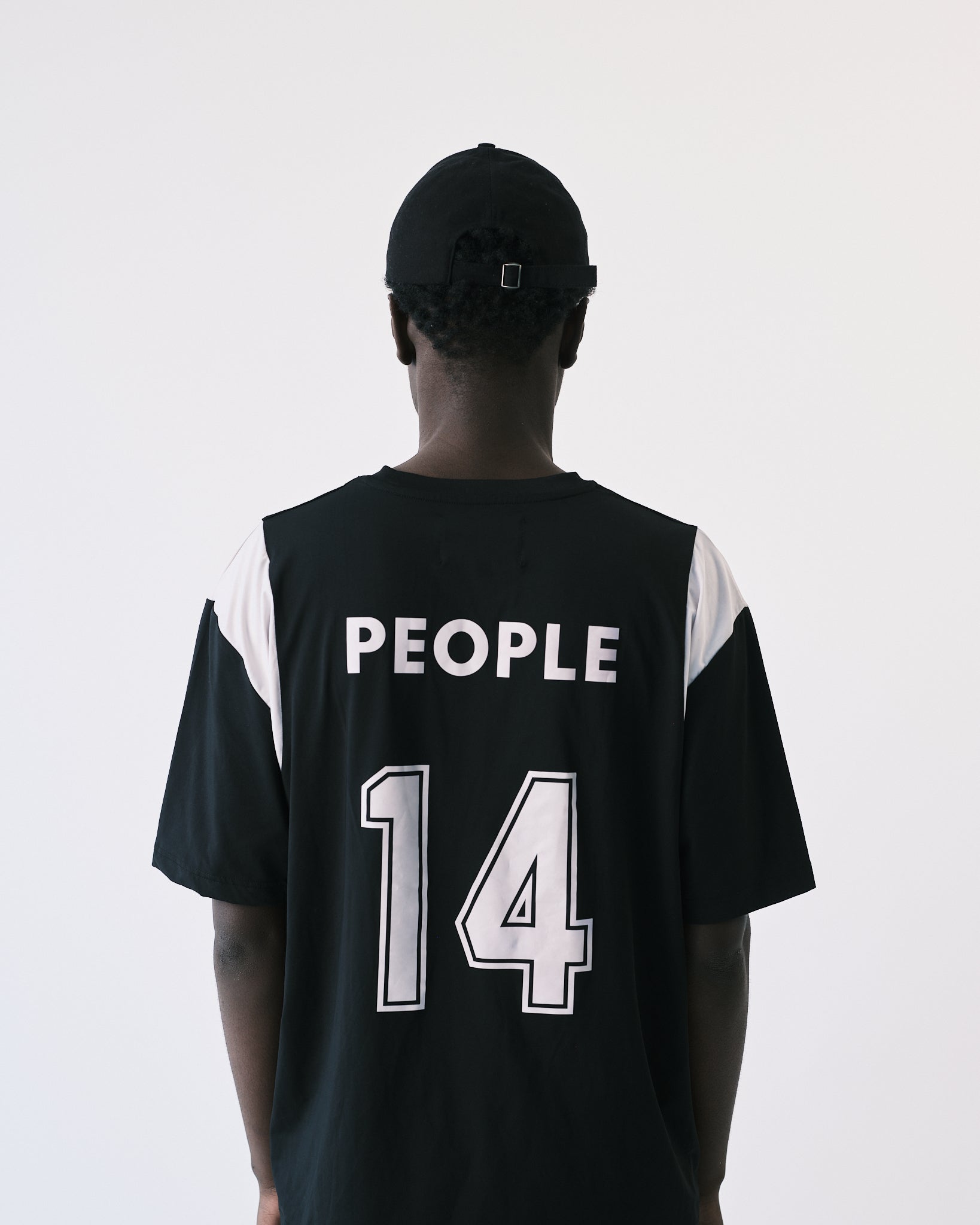 Players shirt - Tonsure. Sort sports shirt i åndbart, svedtransporterende materiale. Slank pasform med stretch for maksimal bevægelsesfrihed. Perfekt til træning eller casual wear.