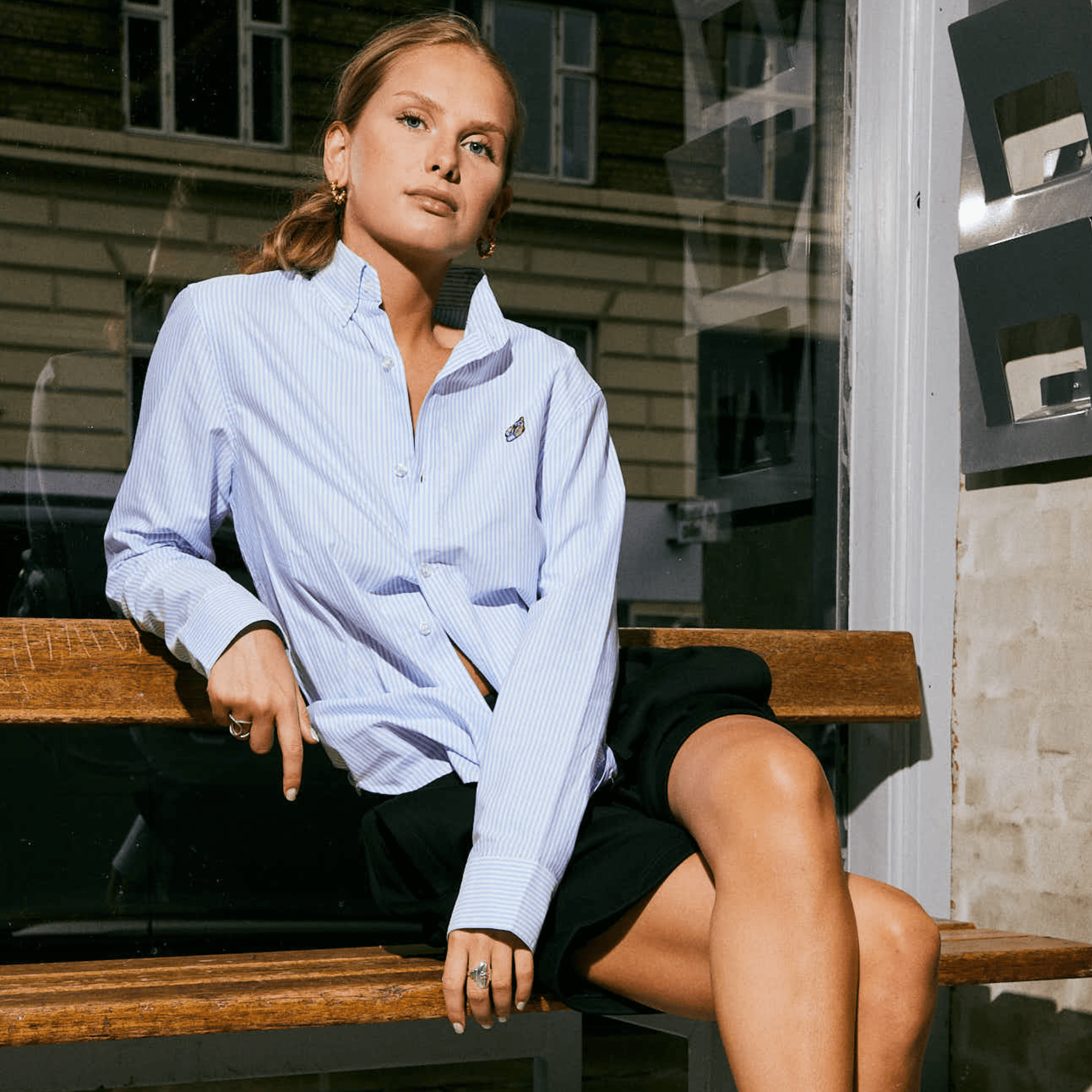 Den tidløse Oxford-stil gør skjorten nem at style med alt fra jeans til habitbukser. De diskrete detaljer og den regulære pasform skaber et afslappet, men sofistikeret look, som fungerer sæson efter sæson. Udforsk Tonsure’s unisex Oxfordskjorte og tilføj et klassisk og funktionelt stykke tøj til din garderobe.Sean Oxford Shirt Girls - Tonsure