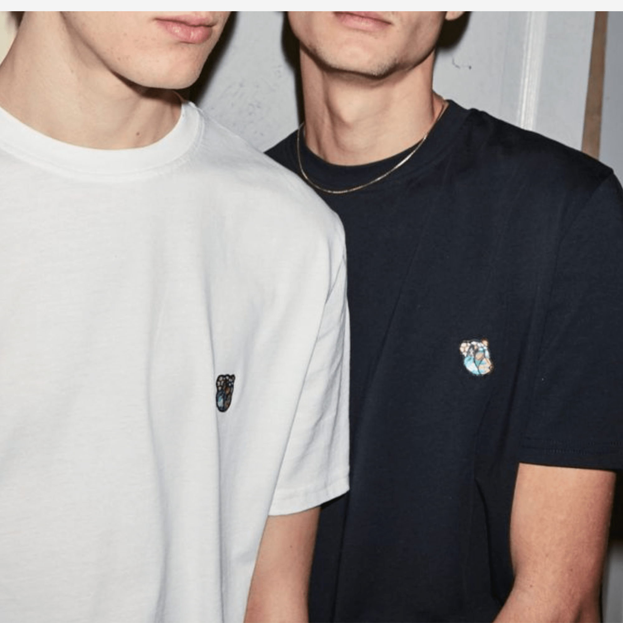 Opgrader din garderobe med Tonsures Teddy Badge T-shirt, lavet i blød og bæredygtig økologisk bomuld. Med et stilfuldt Teddy badge-detalje er denne herre-T-shirt perfekt til både hverdag og afslappet elegance. Shop nu og foren kvalitet, design og ansvarlighed
